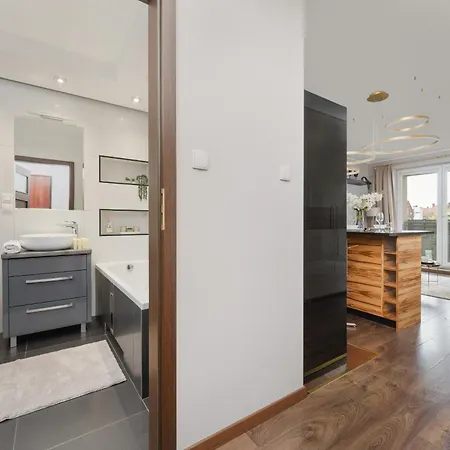 Apartment Rodzinne Z Parkingiem Sky Tower Centrum By Renters *