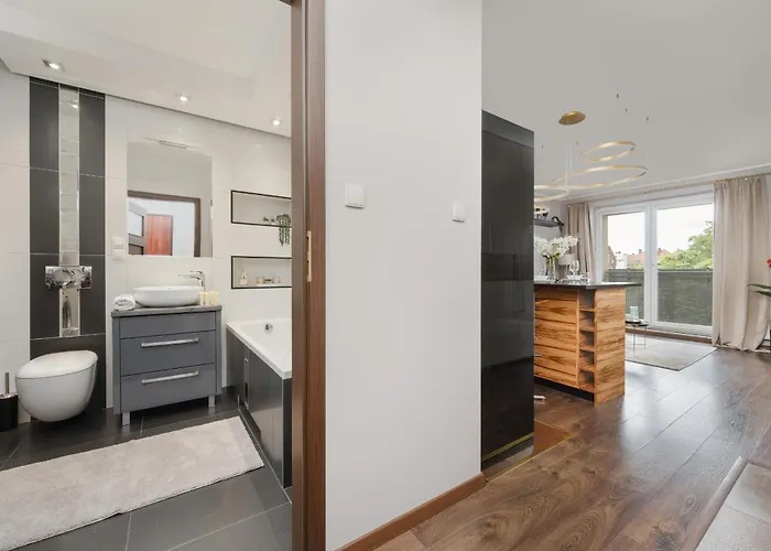 Apartment Rodzinne Z Parkingiem Sky Tower Centrum By Renters *