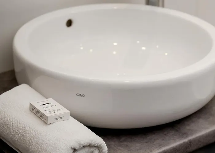 Rodzinne Z Parkingiem Sky Tower Centrum By Renters Apartment Wroclaw