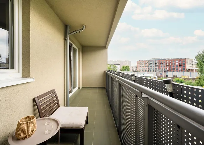 Rodzinne Z Parkingiem Sky Tower Centrum By Renters Apartment Wroclaw