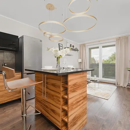 Apartment Rodzinne Z Parkingiem Sky Tower Centrum By Renters *